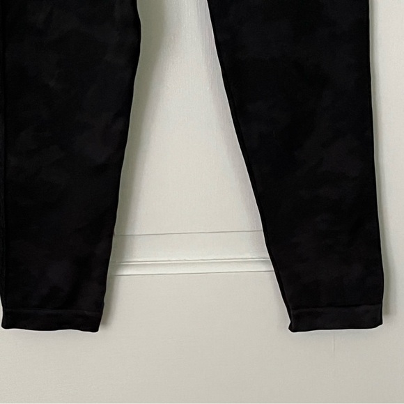 Spanx Look At Me Now Seamless Black Grey Camo Leggings Size Medium Athleisure - Picture 5 of 13